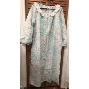 Vintage Anne Leslie floral mumu/houserobe Size medium grandmacore. MADE IN USA!